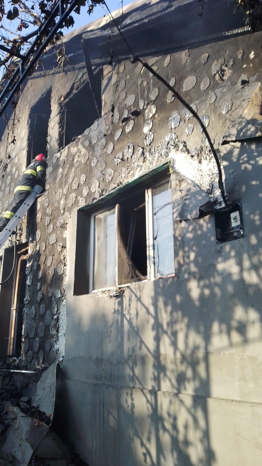 Două case din Corbu au ars în totalitate în urma unui incendiu. Alte două imobile au fost salvate de pompierii constănţeni