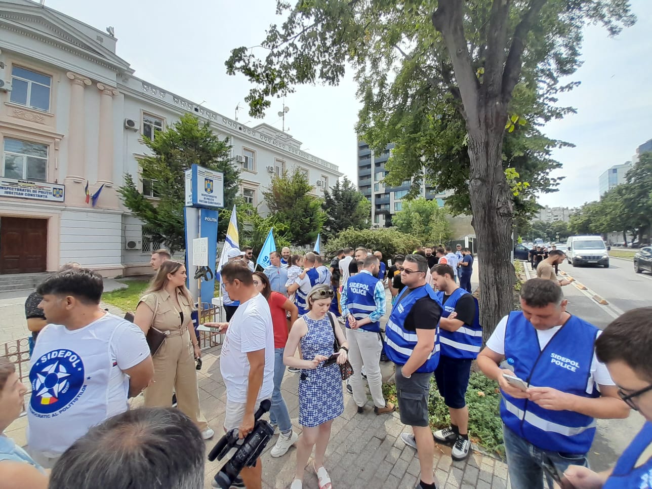 Poliţiştii au organizat un protest în faţa sediului IPJ Constanţa. Care sunt nemulţumirile lor şi ce spun reprezentanţii IPJ