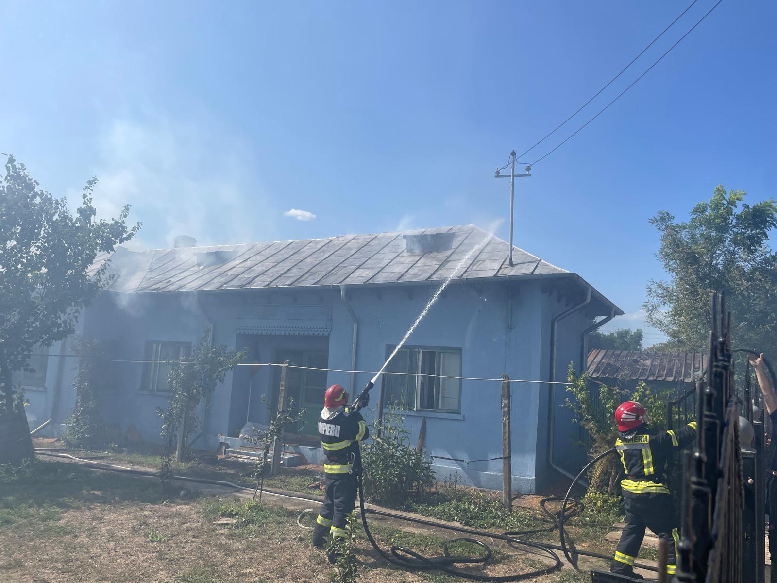 TULCEA: Pompierii acţionează simultan pentru lichidarea a patru incendii izbucnite în diferite localităţi de la nivelul judeţului