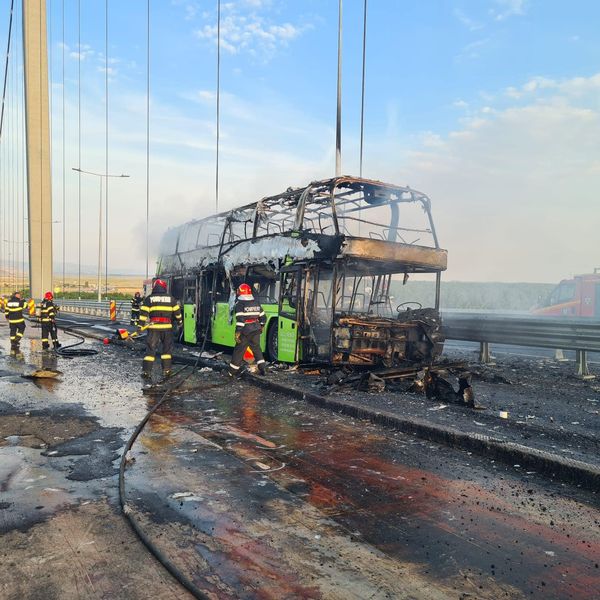 TULCEA: Un autocar supraetajat, cu 35 de pasageri ucraineni la bord, a ars ca o torță pe podul peste Dunăre