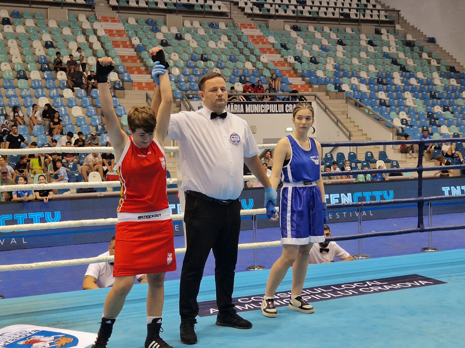 Tinerele pugiliste de la CSM Constanța boxează la Cupa României