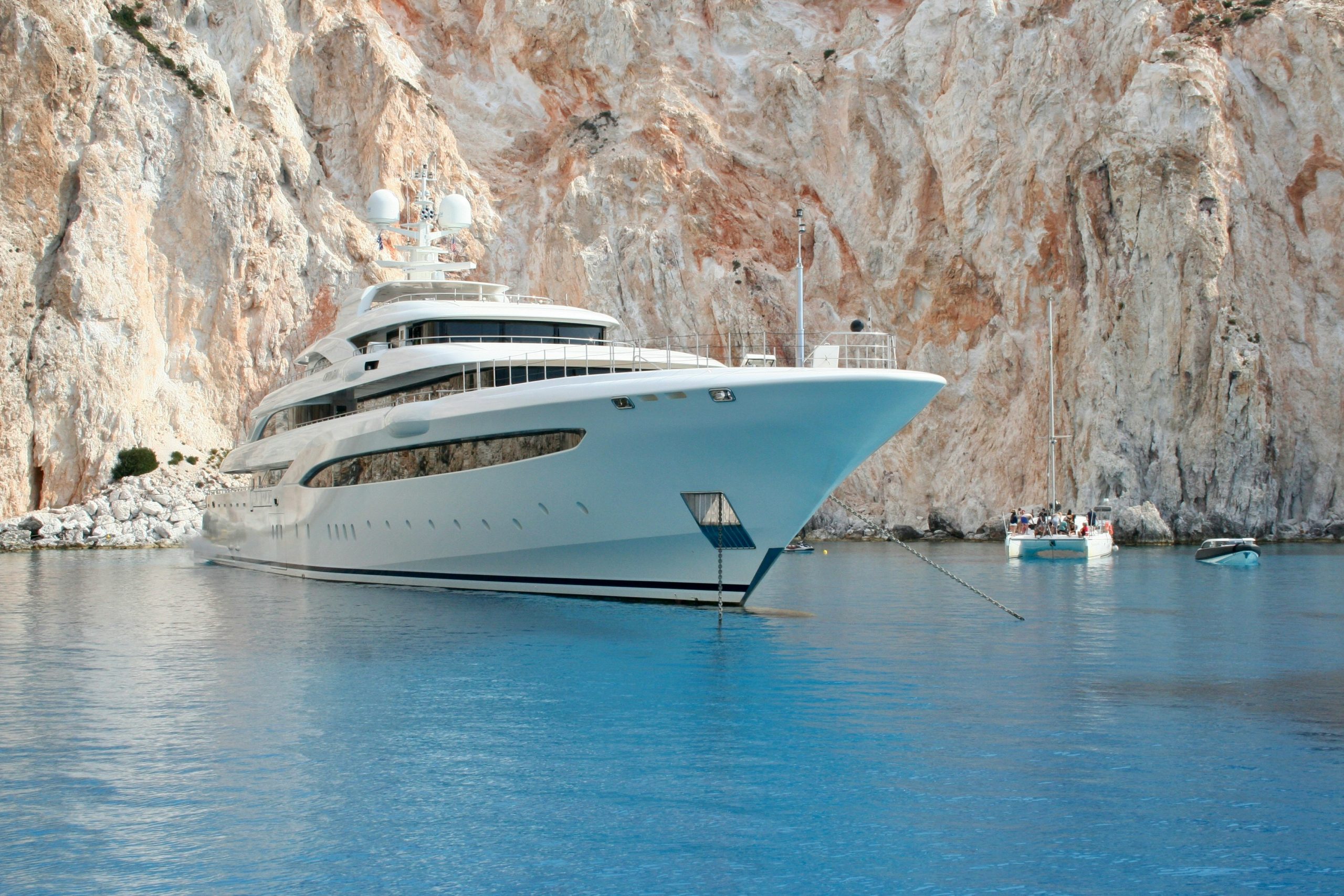 AUDIO | Mulți români lucrează pe navele de croazieră. Ce trebuie să faceți pentru a lucra ca steward – însoțitor de bord pe un super yacht?