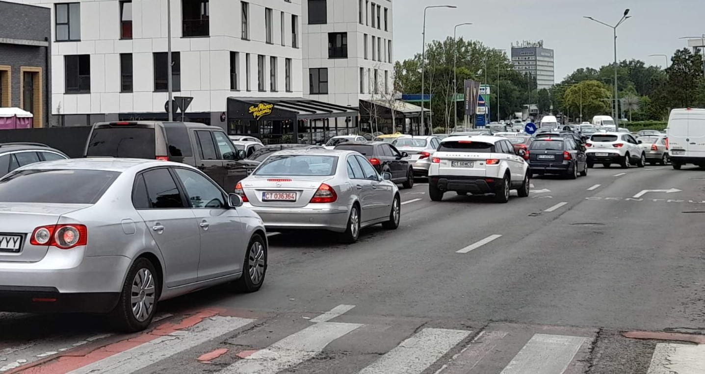 CONSTANȚA: Trafic de coșmar în oraș, după ce ploaia i-a gonit pe turiști de pe plajă