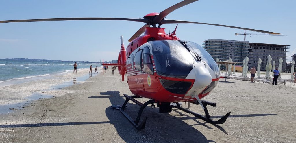 CONSTANȚA: Copil scos inconștient din mare. Medicii încearcă să îl resusciteze