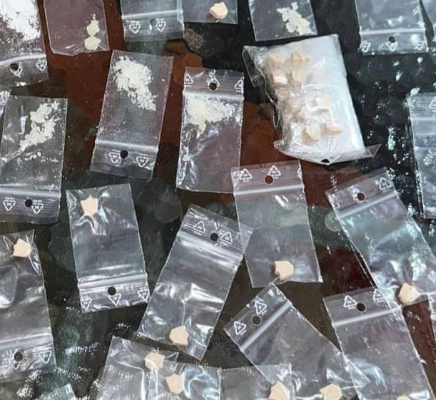 Periculoasele pastile „Faraon”, cu 4 droguri diferite, descoperite pe litoral