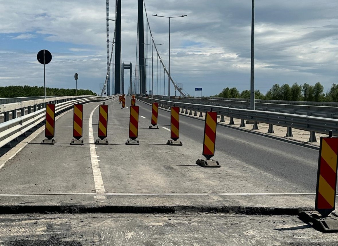 Antreprenorul reface asfaltul pe Podul suspendat peste Dunăre! Sunt restricții pe sensul TULCEA – BRĂILA