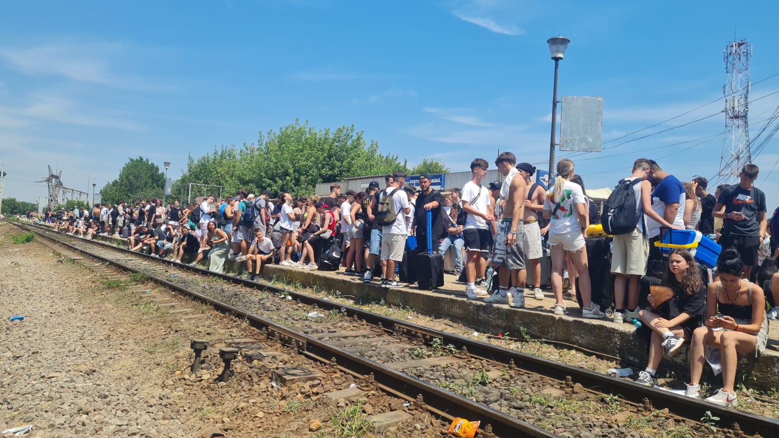 Tinerii care au plecat de la „Beach, Please!”, nevoiți să aștepte trenul în plin soare în Halta Costinești