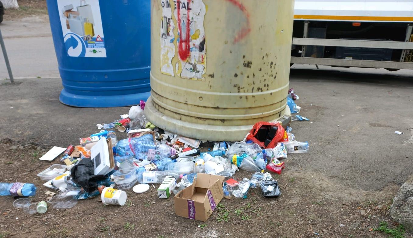 CONSTANȚA: Platformele de colectare a deșeurilor din municipiu, vandalizate de cei care obțin venituri din ambalaje returnabile