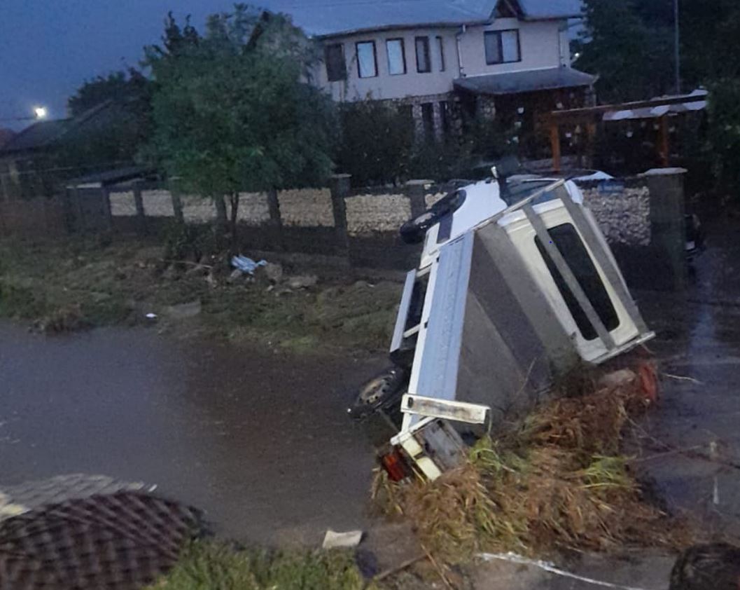 VIDEO: Efectele codului ROȘU. Peste 500 de apeluri la112. Zeci de localități au fost inundate