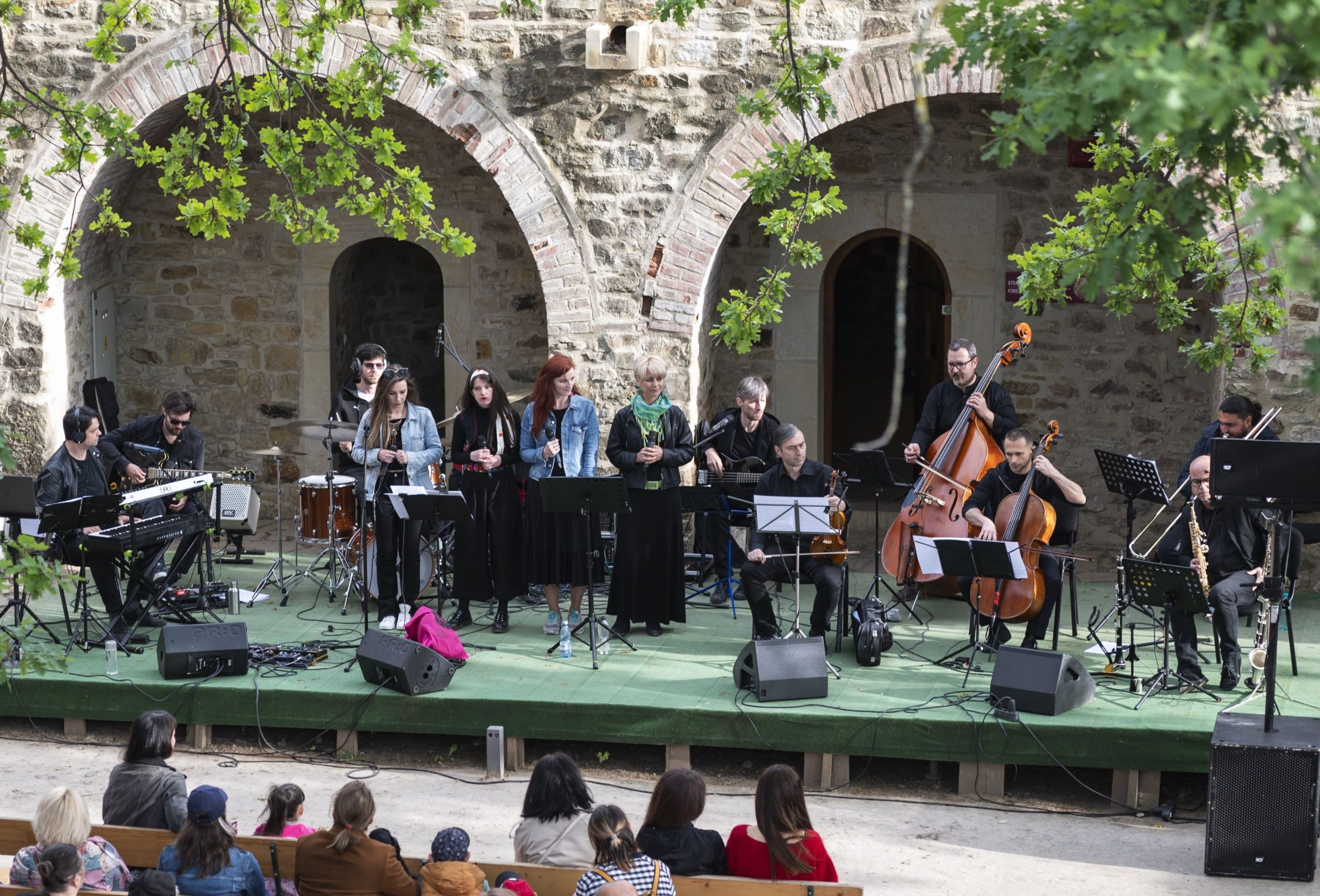 CONSTANȚA: „Folktronica Orchestra” – concert cu intersecție efervescentă de ritmuri și armonii, o fuziune a groove-urilor moderne cu cele clasice