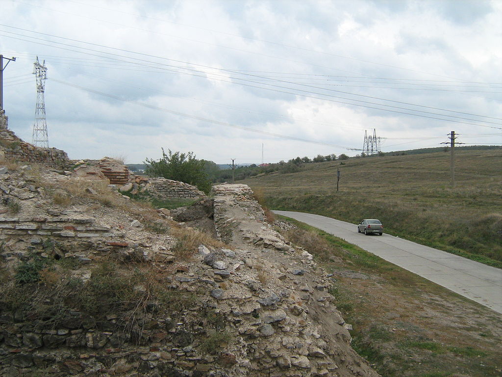 ISACCEA: Orașul este sufocat de TIR-uri, iar accesul turiștilor în situl arheologic, aproape blocat