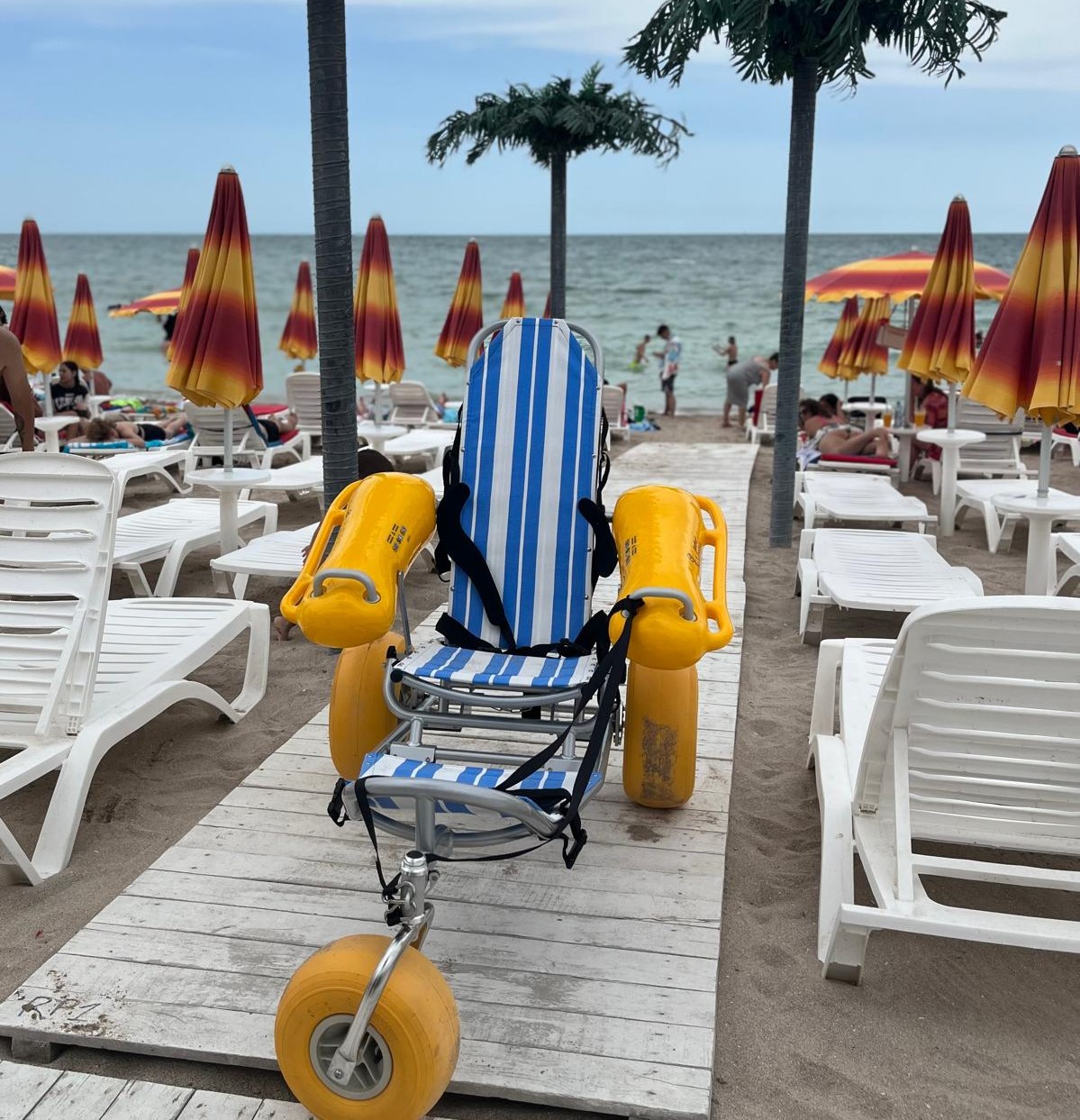 „Plajă și Mare pentru TOȚI”: scaune plutitoare pentru persoanele cu dizabilități pe întreg litoralul