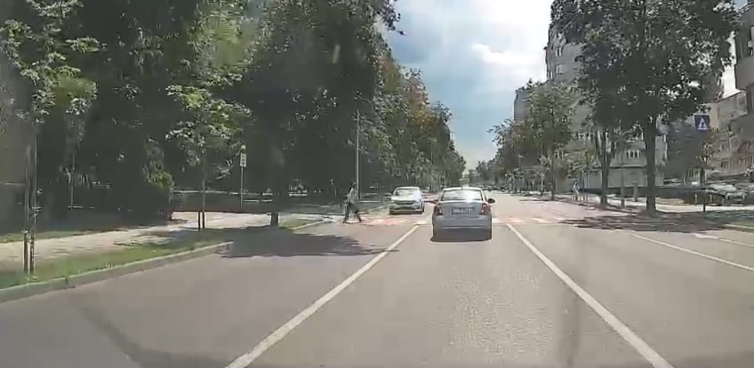 Şoferul care a condus ieri, pe contrasens, pe bulevardul Tomis, sancţionat de poliţiştii constănţeni. Bărbatul are 70 de ani