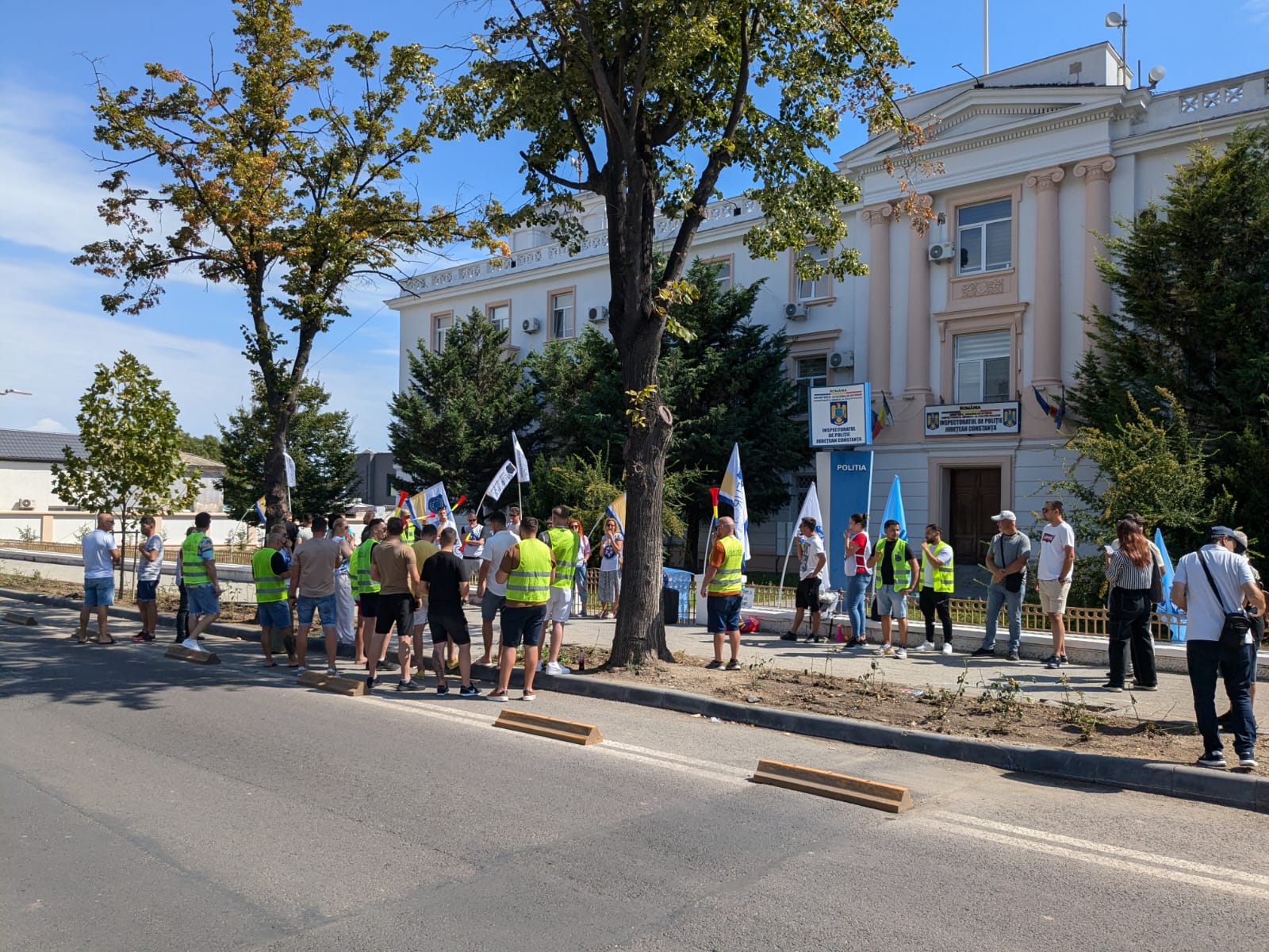 Protest al sindicaliștilor din Poliție în fața sediului IPJ. Care sunt nemulțumirile polițiștilor