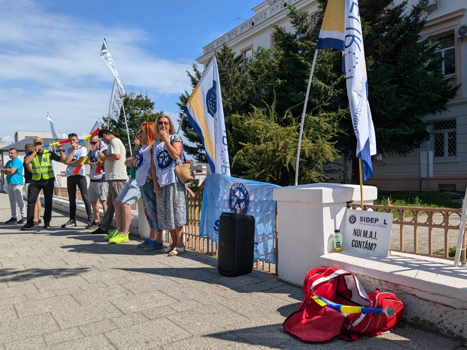 Câteva zeci de polițiști au protestat, astăzi, din nou, în fața sediul IPJ Constanța
