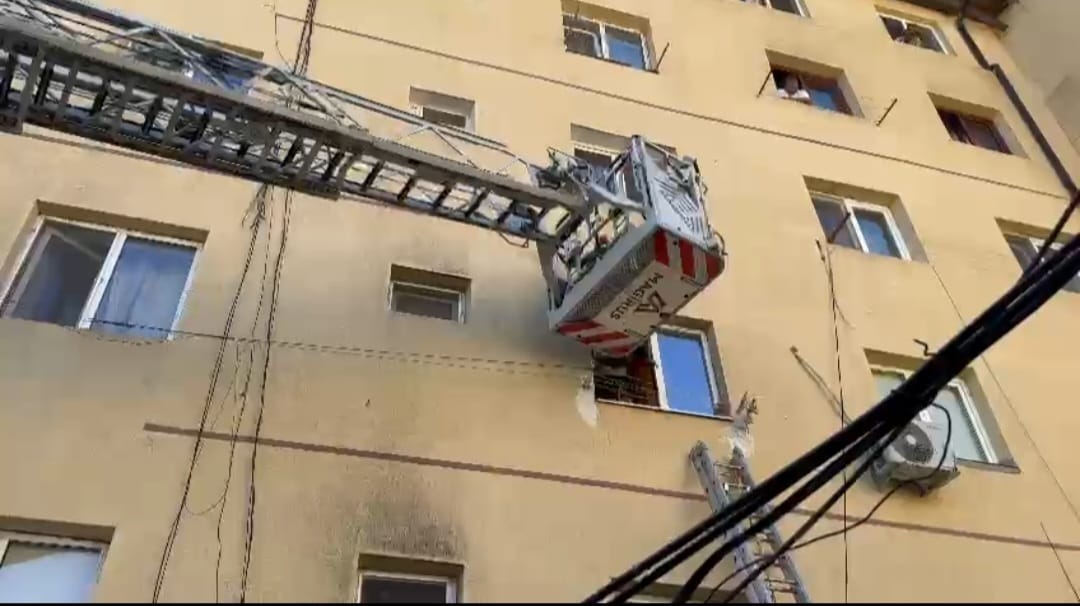 NĂVODARI / FOTO, VIDEO: Un copil se află în exteriorul ferestrei din blocul în care locuieşte. La faţa locului intervin pompierii
