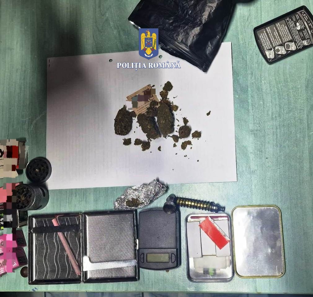 Un bărbat este cercetat de poliţiştii constănţeni după ce au fost găsite asupra lui substanţe psihoactive