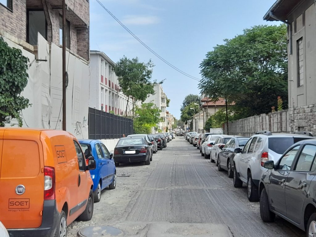 masini parcate - foto - Banci