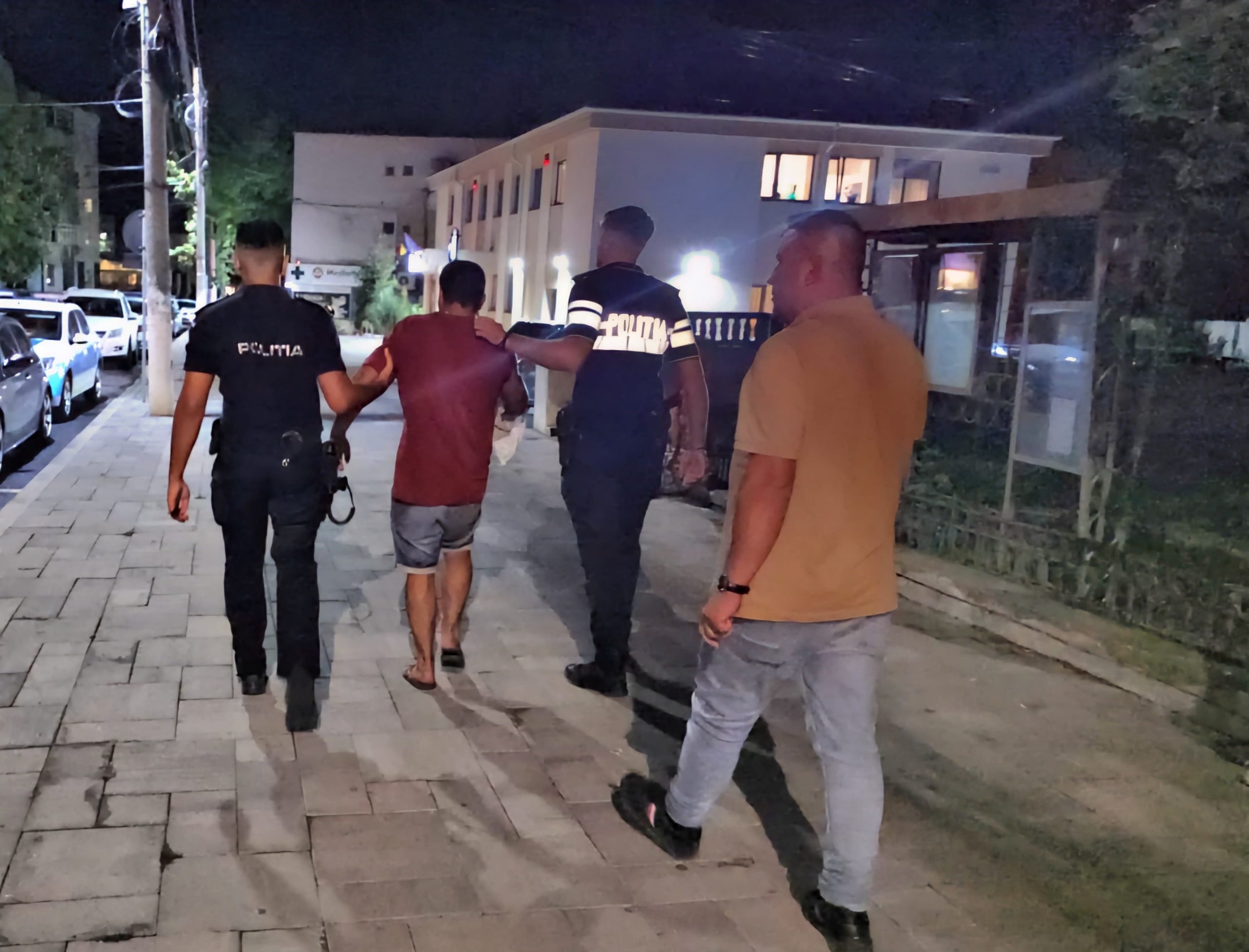 Trei bărbaţi bănuiţi de lipsire de libertate în mod ilegal, amenințare, violare de domiciliu și complicitate la lovirea sau alte violențe, reţinuţi de poliţiştii din Medgidia