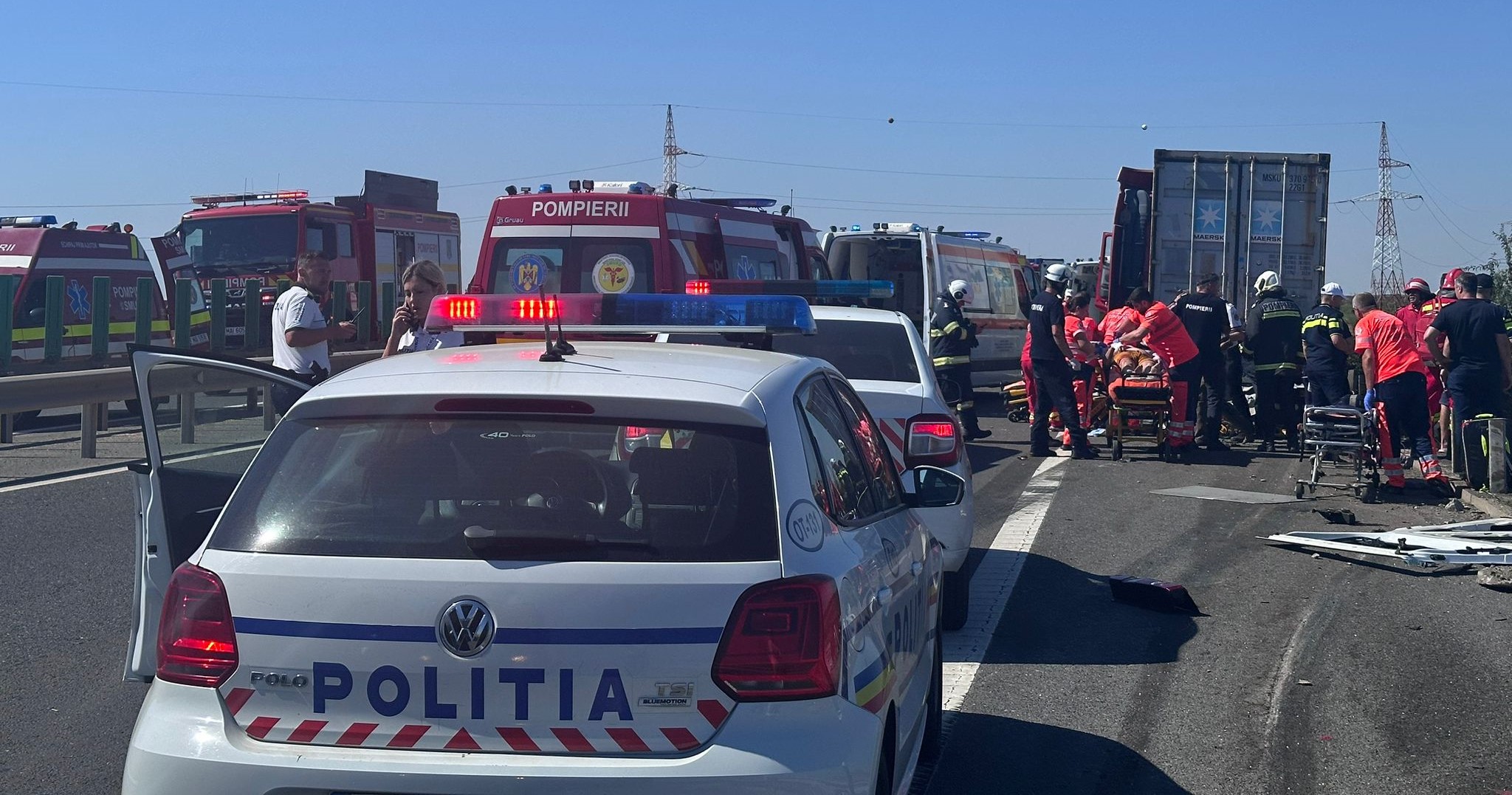 UPDATE | Una dintre victimele accidentului rutier de pe A4, dintre un microbuz și un TIR, a murit la spital