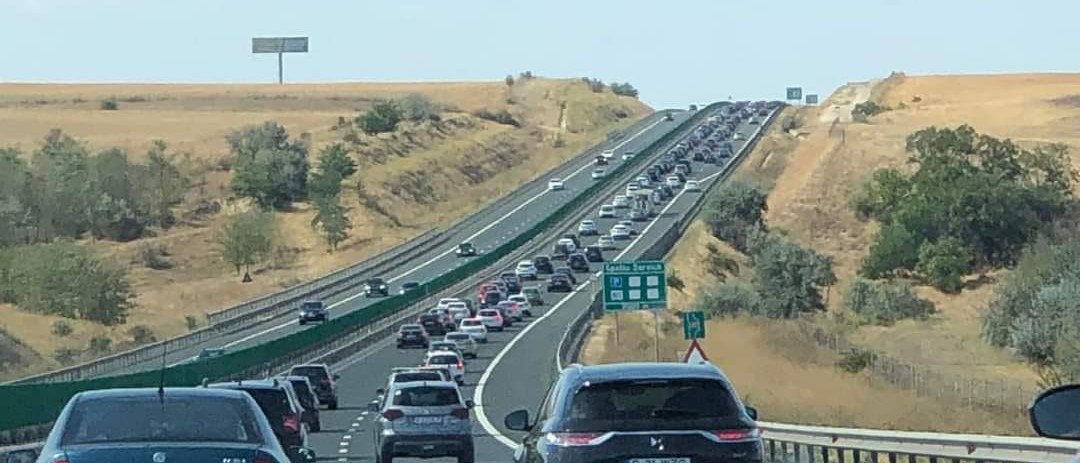 Aglomerație pe șosele dinspre mare și munte spre Capitală