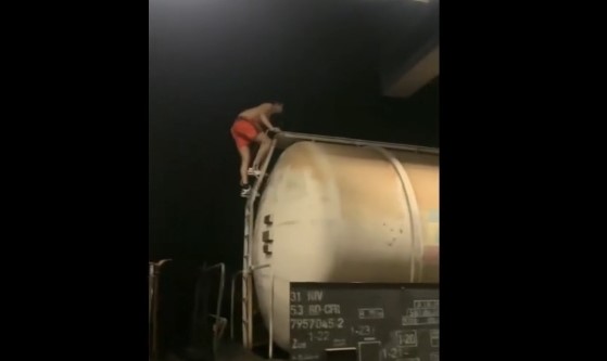 ȘOCANT: Tânăr electrocutat pe un vagon de tren sub privirile prietenilor, care au filmat gestul de maximă inconștiență