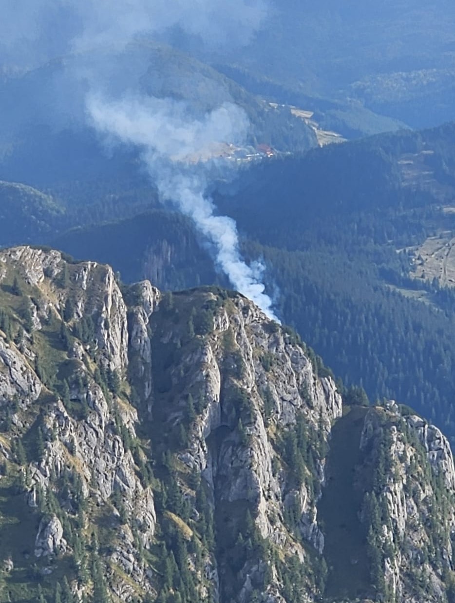 Incendiu de vegetaţie provocat de fulger în Masivul Bucegi