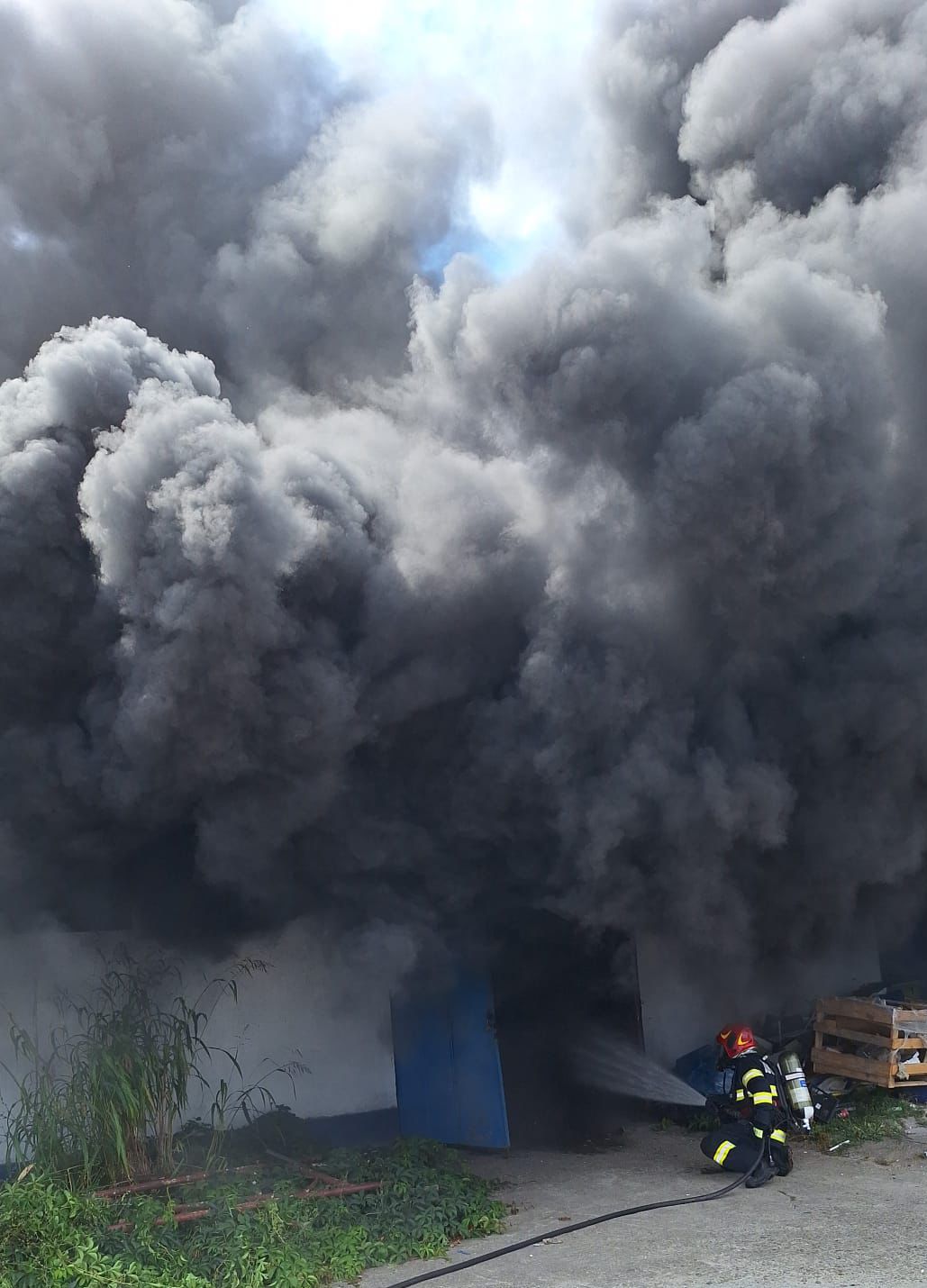COSTINEȘTI: Incendiu cu degajări mari de fum, la un depozit