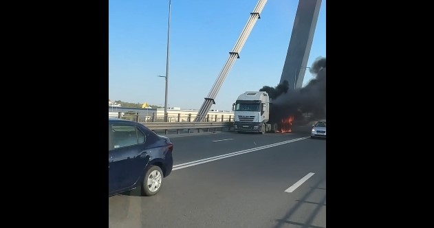 Un camion a luat foc pe Podul de la AGIGEA