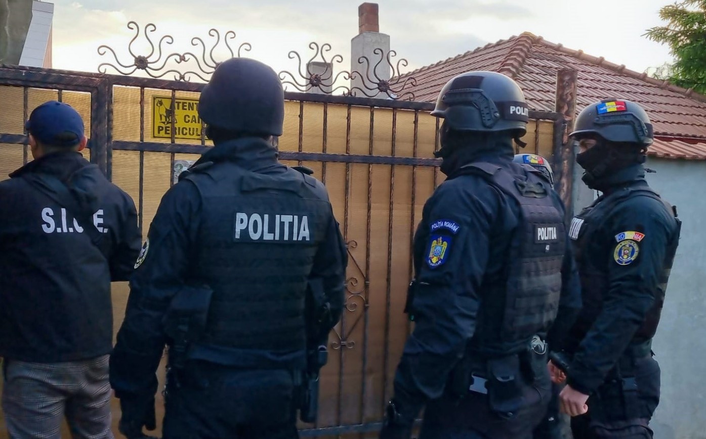 Percheziții domiciliare în comuna Crucea. Patru bărbați sunt suspectați de lovirea sau alte violențe și tulburarea ordinii și liniștii publice