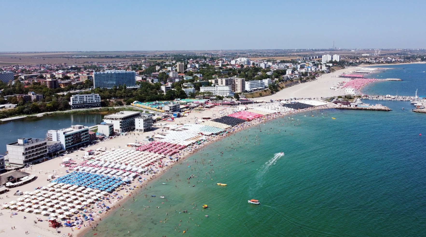 Cel mai aglomerat weekend pe litoral: 200.000 de turiști și-au petrecut minivacanța la mare