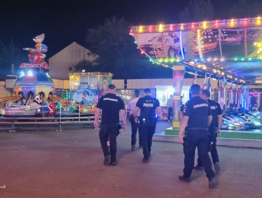 MAMAIA: Indivizi audiaţi de polițiști după ce au distrus cu mașinile bariera unei parcări şi l-au agresat pe taxator