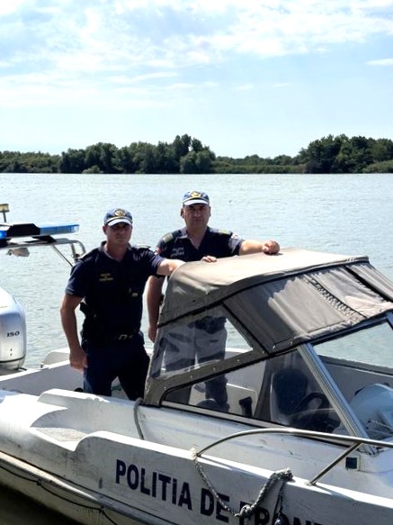 TULCEA: Familie de turiști rătăcită cu barca pe mare, salvată de polițiștii de frontieră