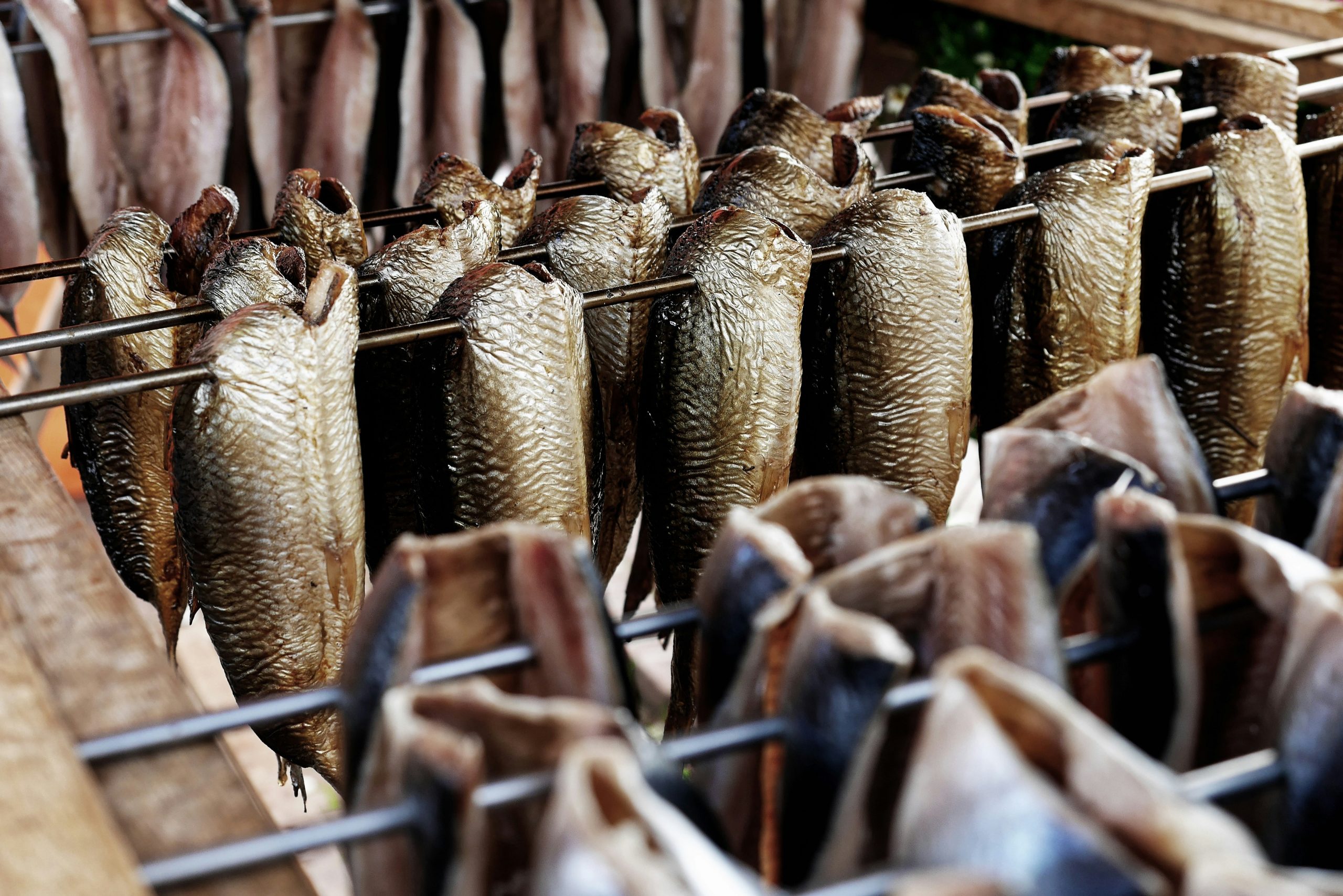 AUDIO | Comisia Europeana a interzis folosirea aromelor de fum în prepararea produselor din pește, carne și brânză. Ce efect are măsura asupra producătorilor din domeniu