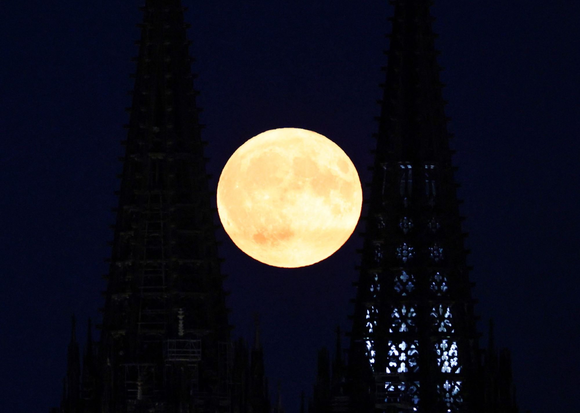 Superluna Castorului, cea mai mare și mai strălucitoare lună din 2025