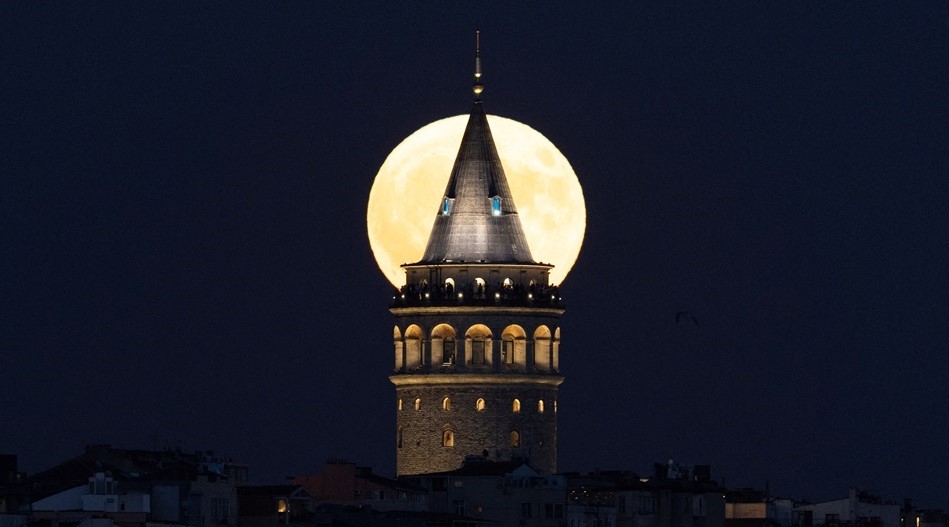FOTO | „Superluna Albastră” a făcut spectacol pe cer