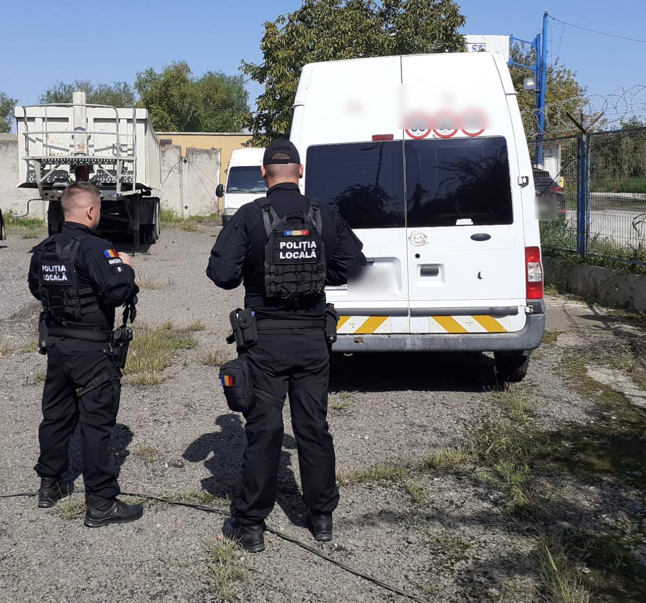 CONSTANȚA: Amendă de 30.000 de lei și confiscarea autoutilitarei, pentru aruncarea deșeurilor pe domeniul public