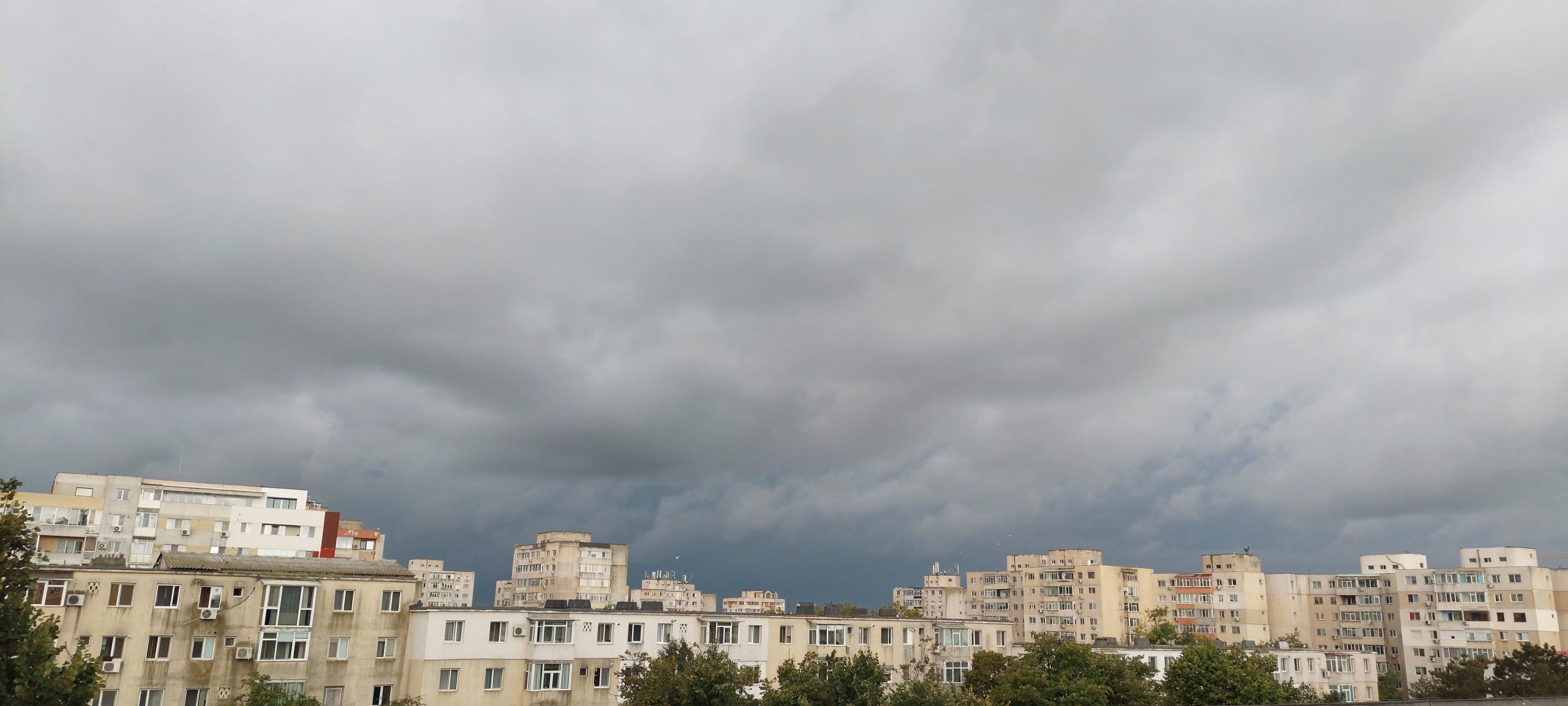 Vreme instabilă în Dobrogea și pe litoral. Averse torențiale, descărcări electrice, vijelii și căderi de grindină