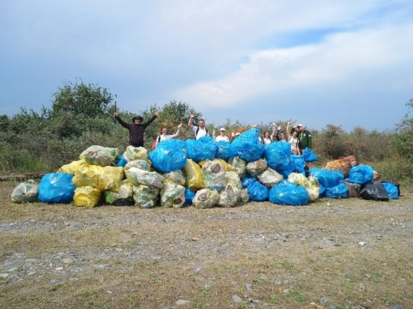 Aproape 200 de saci de deşeuri au fost colectaţi în urma unei acţiuni de ecologizare a plajei Sulina