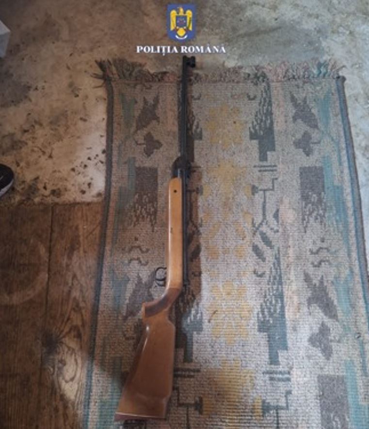 TULCEA: Armă descoperită de polițiști în casa unui bărbat