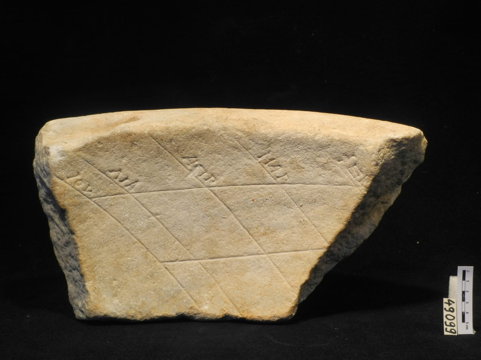 AUDIO: Povestea unui fragment de cadran solar antic, descoperit de arheologul Octavian Mitroi