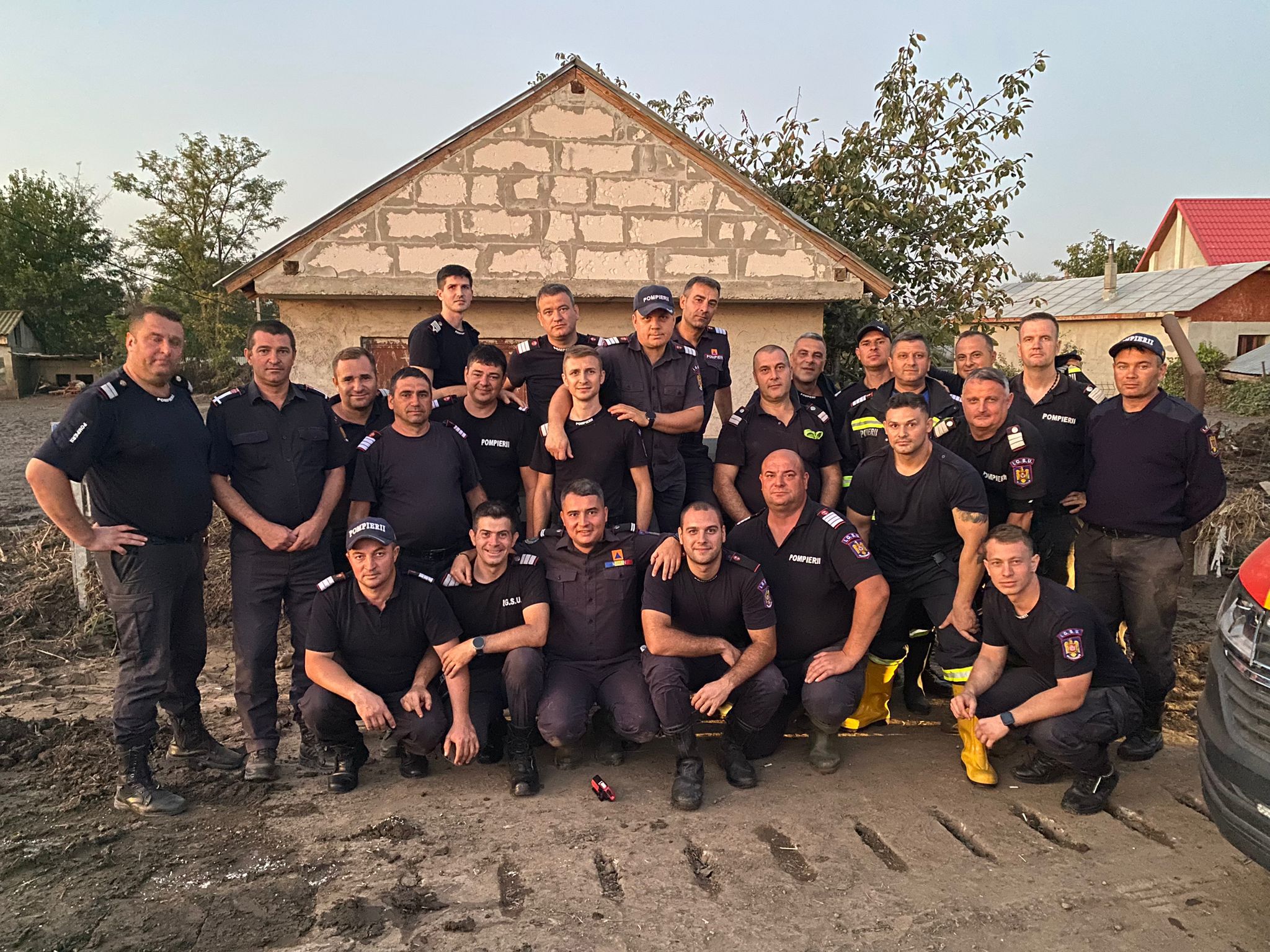 Peste 50 de pompieri din Tulcea au ajuns în localitatea Costache Negri, din județul Galați