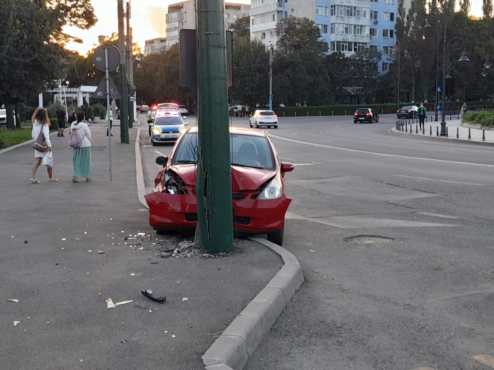 FOTO | Accident rutier pe strada Traian din Constanța. Un autoturism s-a izbit de un stâlp