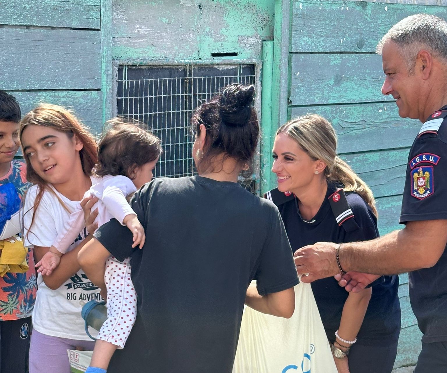FOTO | Pompierii constănțeni au dăruit zâmbete copiilor și bătrânilor din Amzacea, afectați de inundații