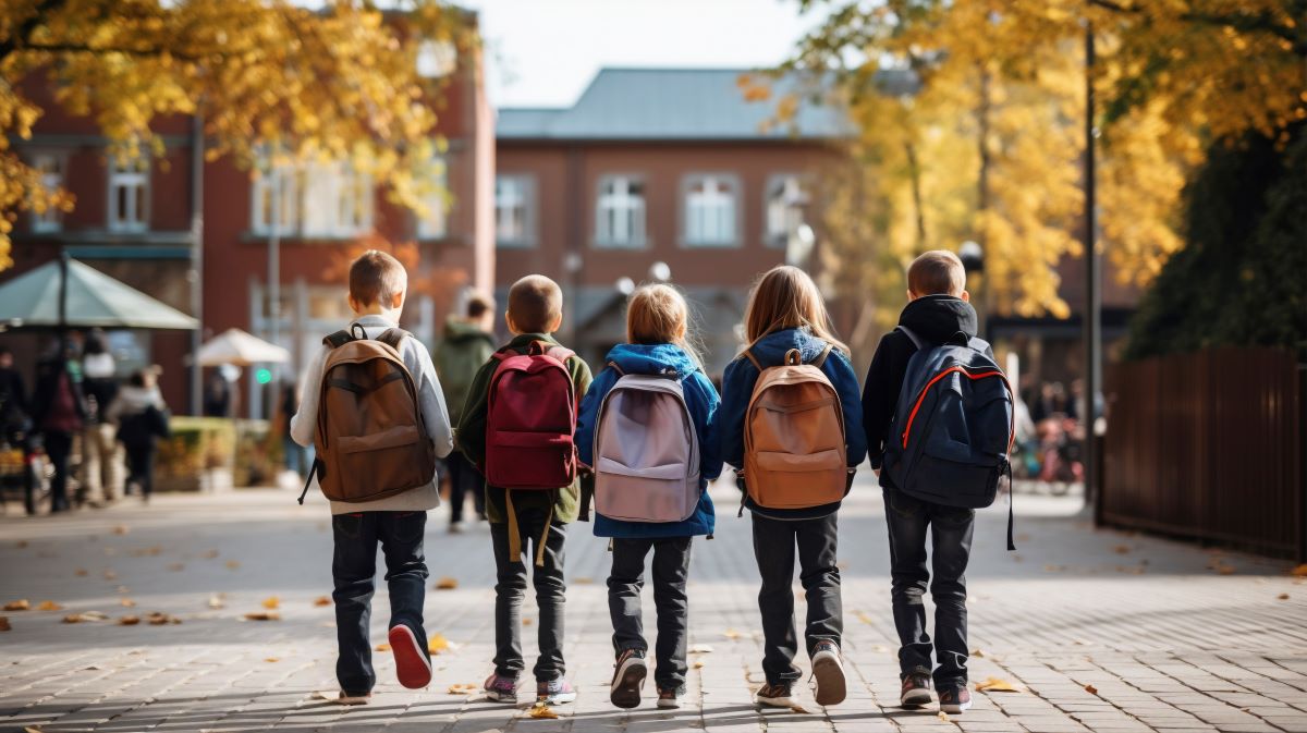 Salvați Copiii: Suma plătită de părinți pentru educația copiilor a crescut cu aproape 45% față de 2021