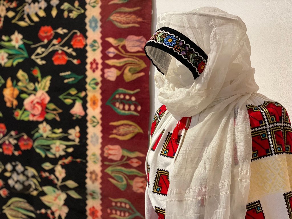 AUDIO | Expoziția „Tradiția satului românesc”, organizată de Muzeul de Artă Populară Constanța la ICR Lisabona, revine acasă