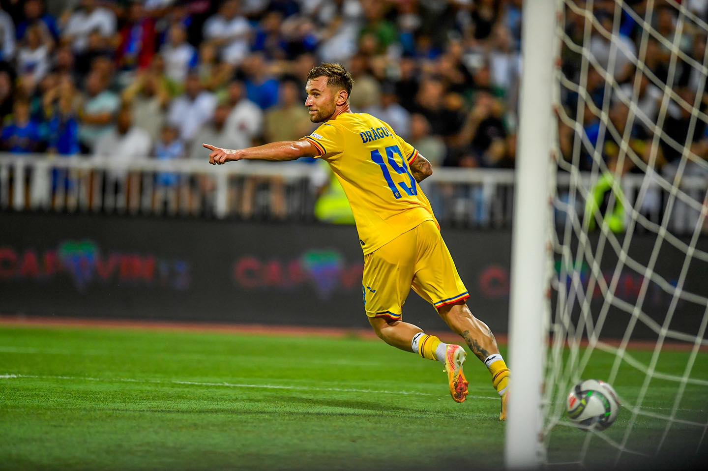 Suporterii tricolorilor se pregătesc pentru meciul din Cipru