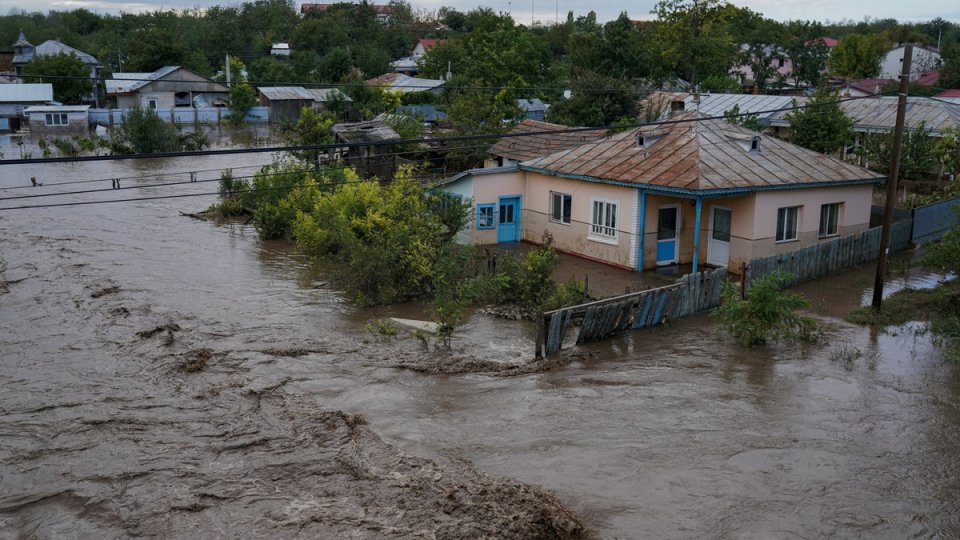 Ajutoarele de urgenţă acordate persoanelor afectate de inundaţii au fost suplimentate