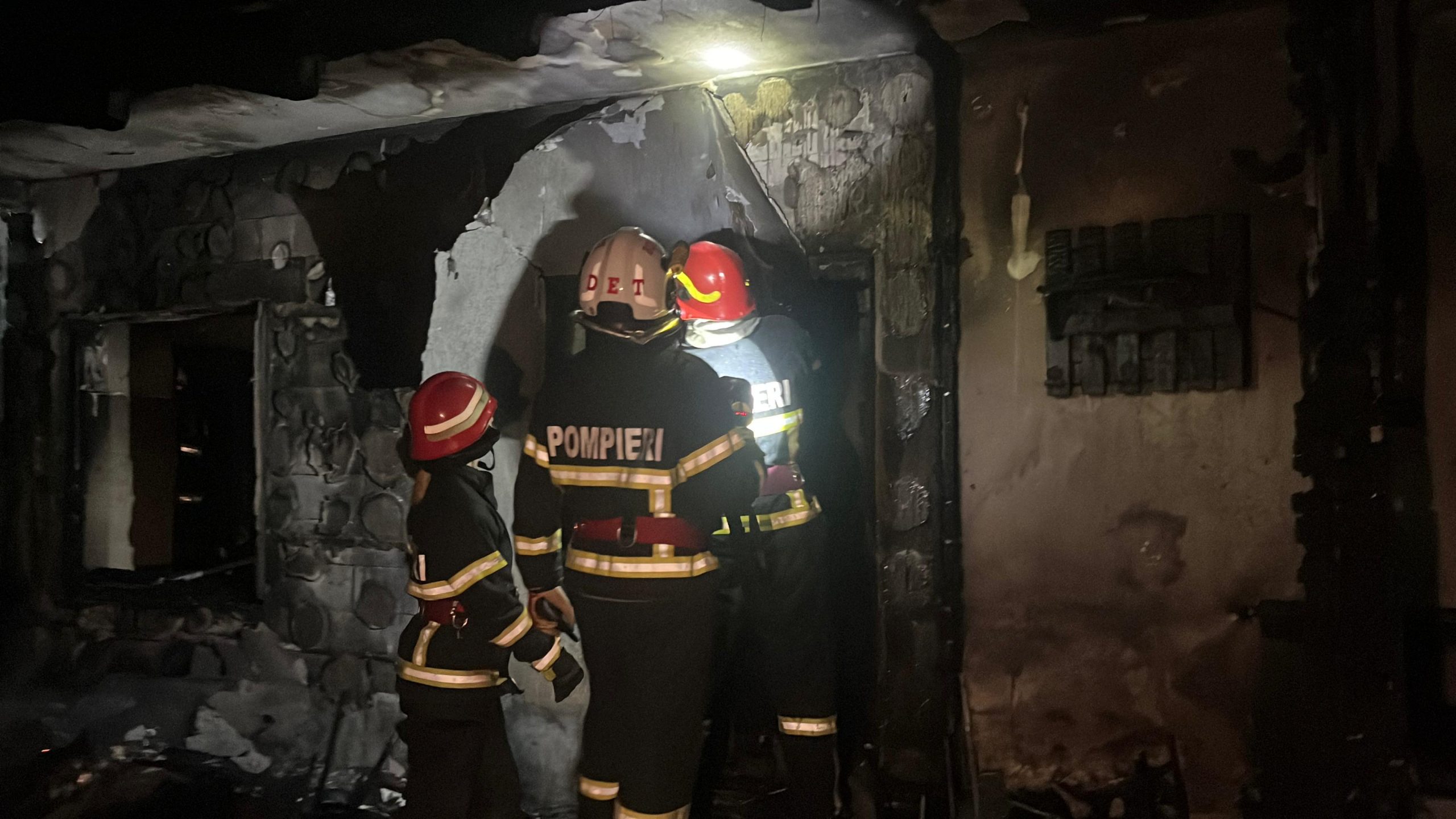 Pompierii tulceni s-au luptat, noaptea trecută, o oră și jumătate să stingă un incendiu izbucnit la o locuință