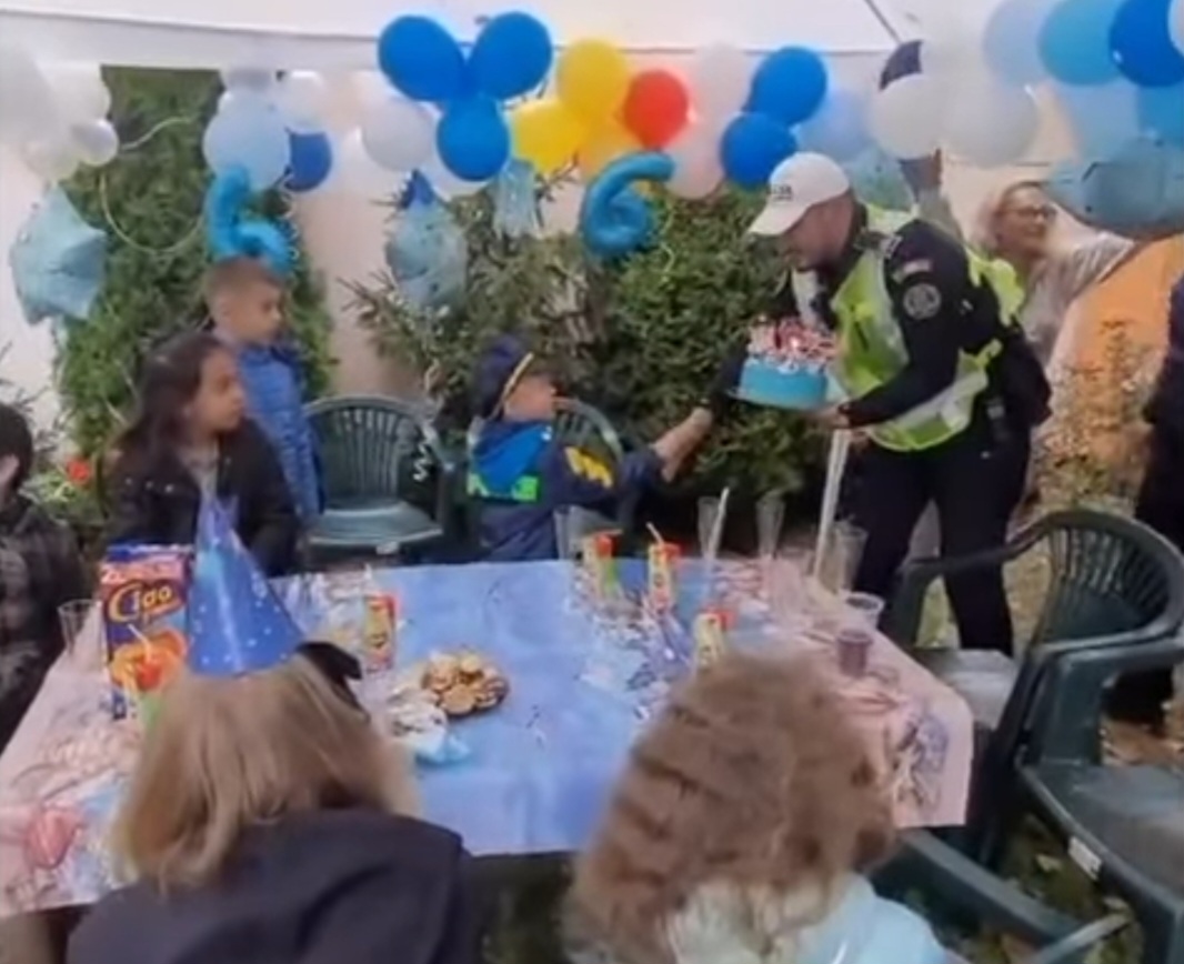Robert, un băiat de 6 ani care vrea să fie polițist, a avut parte de o surpriză de ziua lui. A fost vizitat de oamenii legii constănțeni